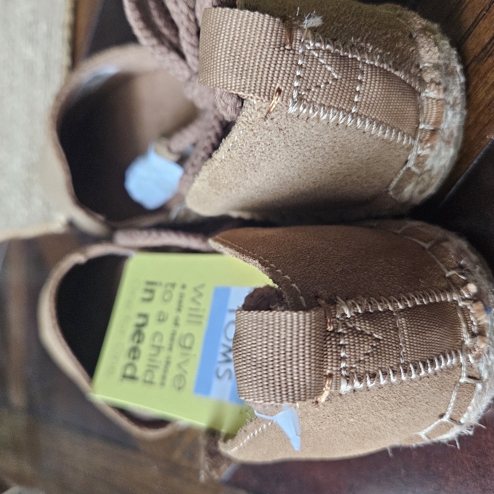 TOMS Kids Brown Shoes - Picture 5 of 6
